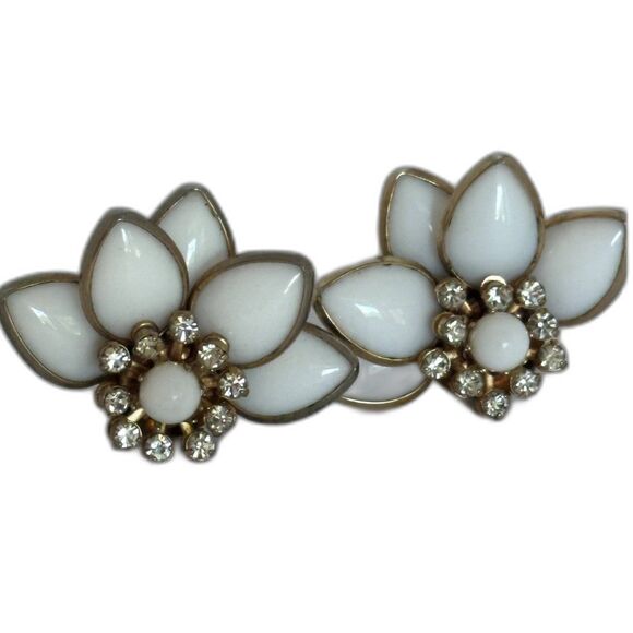 Vintage Milk Glass Flower Petal Clip on Earrings - Picture 3 of 6
